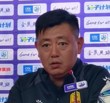 红狮队主教练反思0-5负于泰山队：中超与中甲节奏差异，球员收获宝贵经验